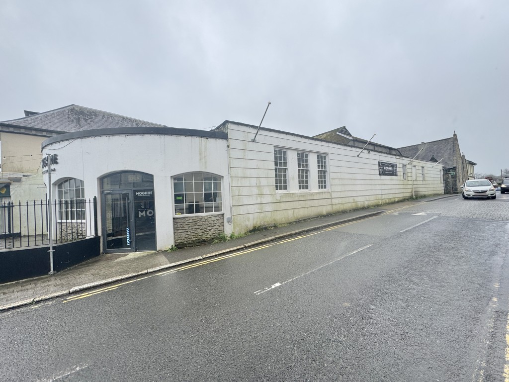Lot: 67 - SUBSTANTIAL TOWN CENTRE COMMERCIAL PROPERTY WITH POTENTIAL - View of the property from West Street